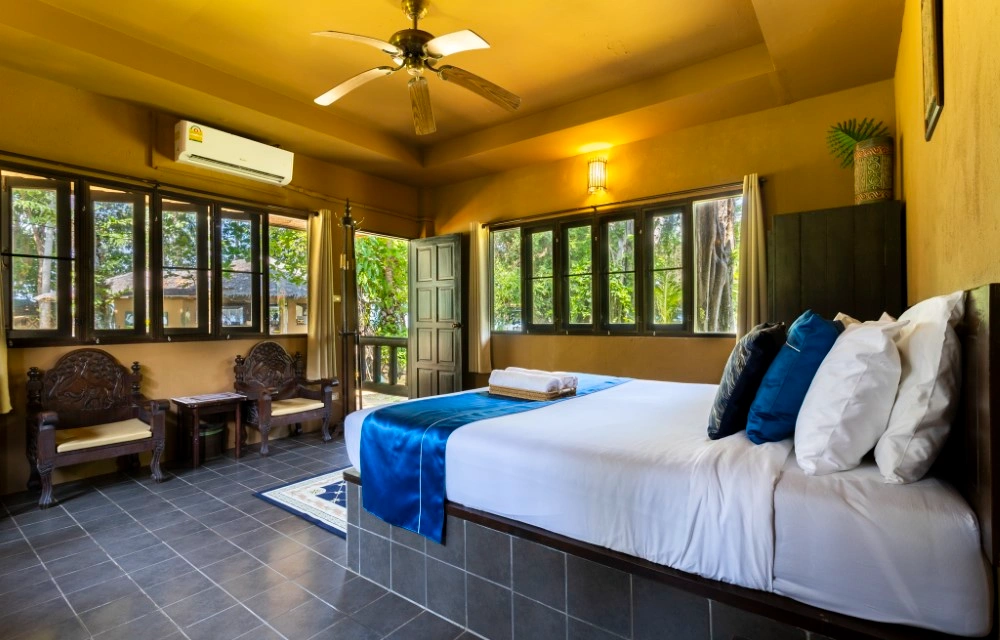 Melina's monkey house and whale bar Slider Pictures