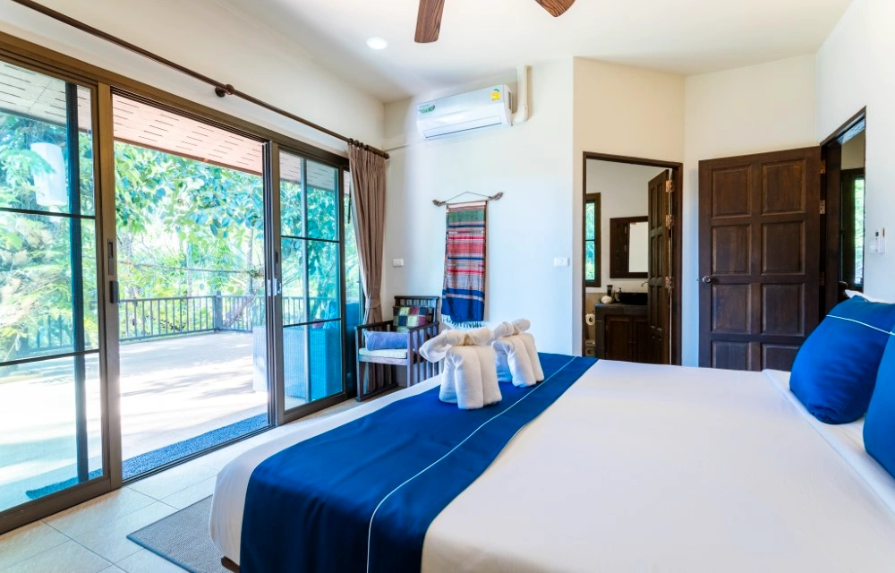 Melina's monkey house and whale bar Slider Pictures