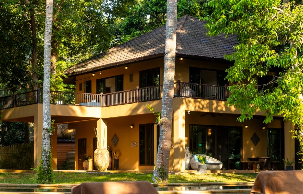 Melina's monkey house and whale bar Slider Pictures