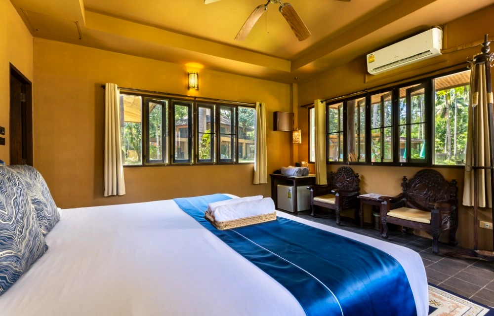 Melina's monkey house and whale bar Slider Pictures